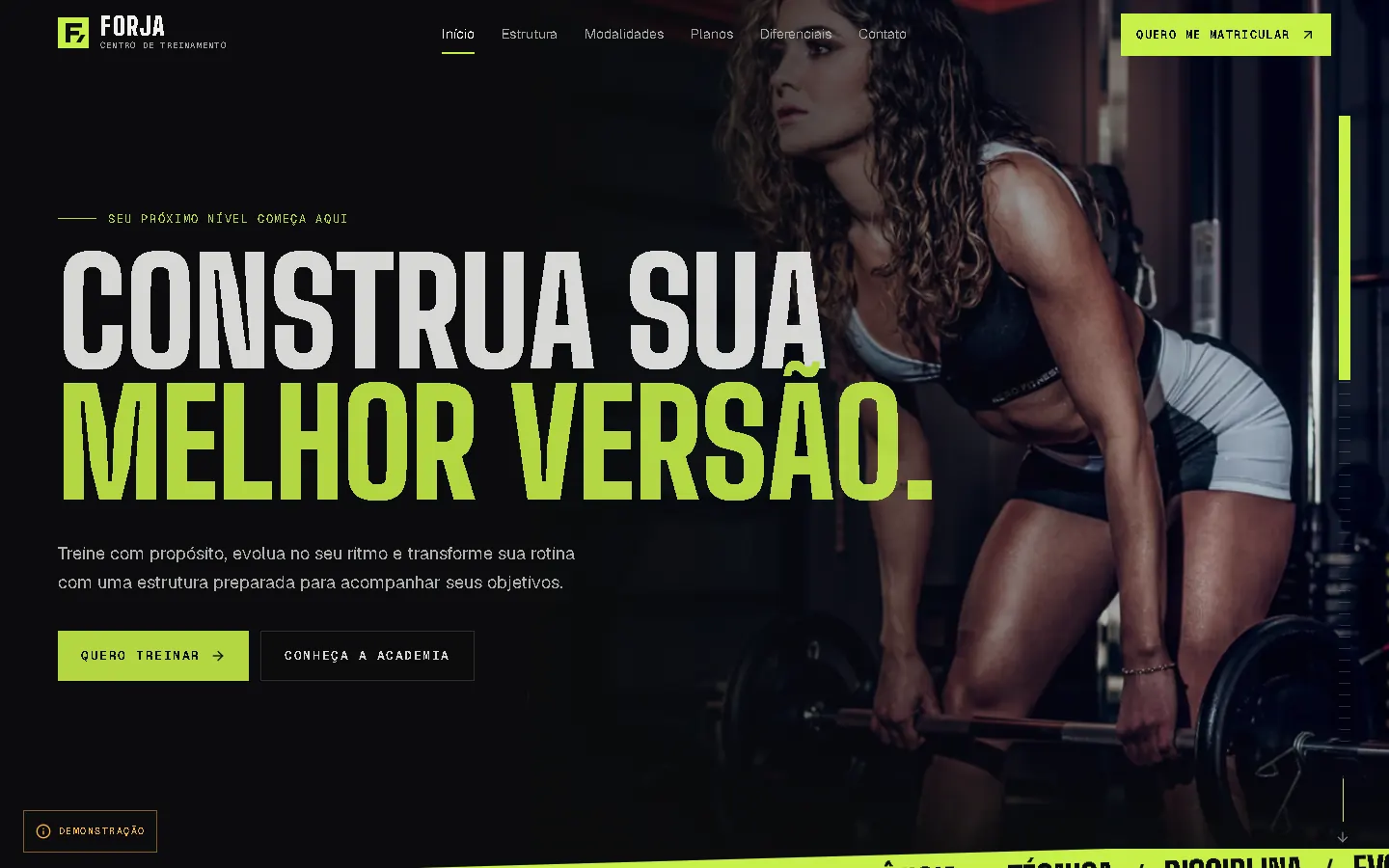 Hero da Forja: título "Construa sua melhor versão." em letras condensadas sobre a foto de uma mulher treinando com barra.
