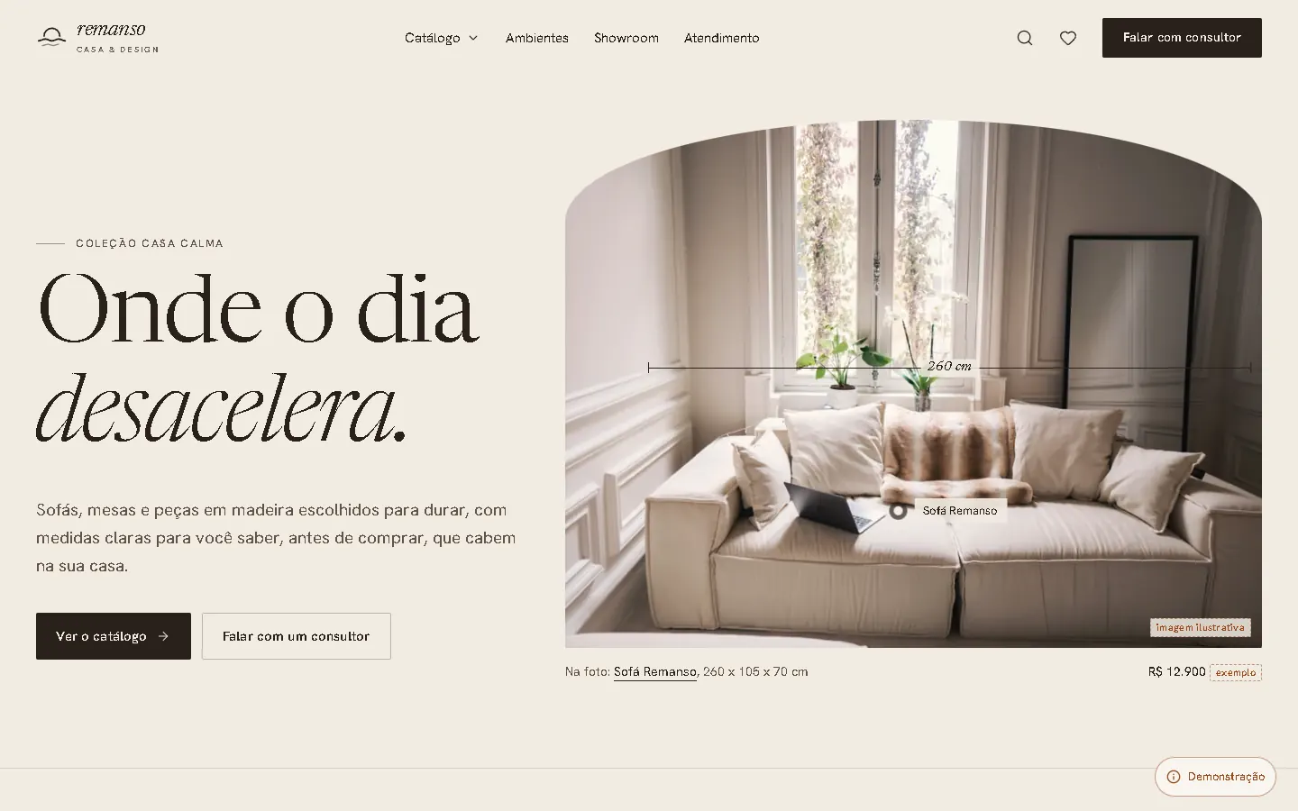 Hero do Remanso: título "Onde o dia desacelera." ao lado da foto de um sofá com a cota de 260 cm desenhada sobre a imagem.