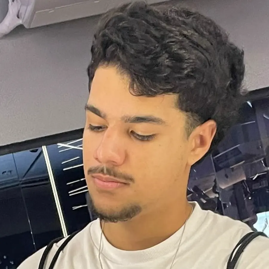 Retrato de Luis Henrique Azevedo, de camiseta branca.