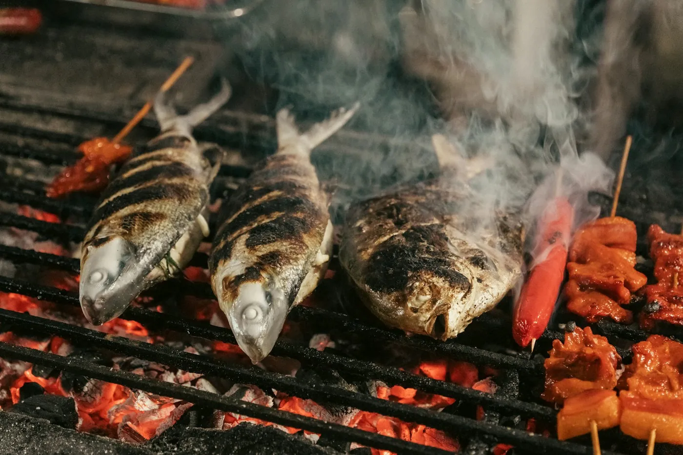 Peixes assando na grelha com fogo