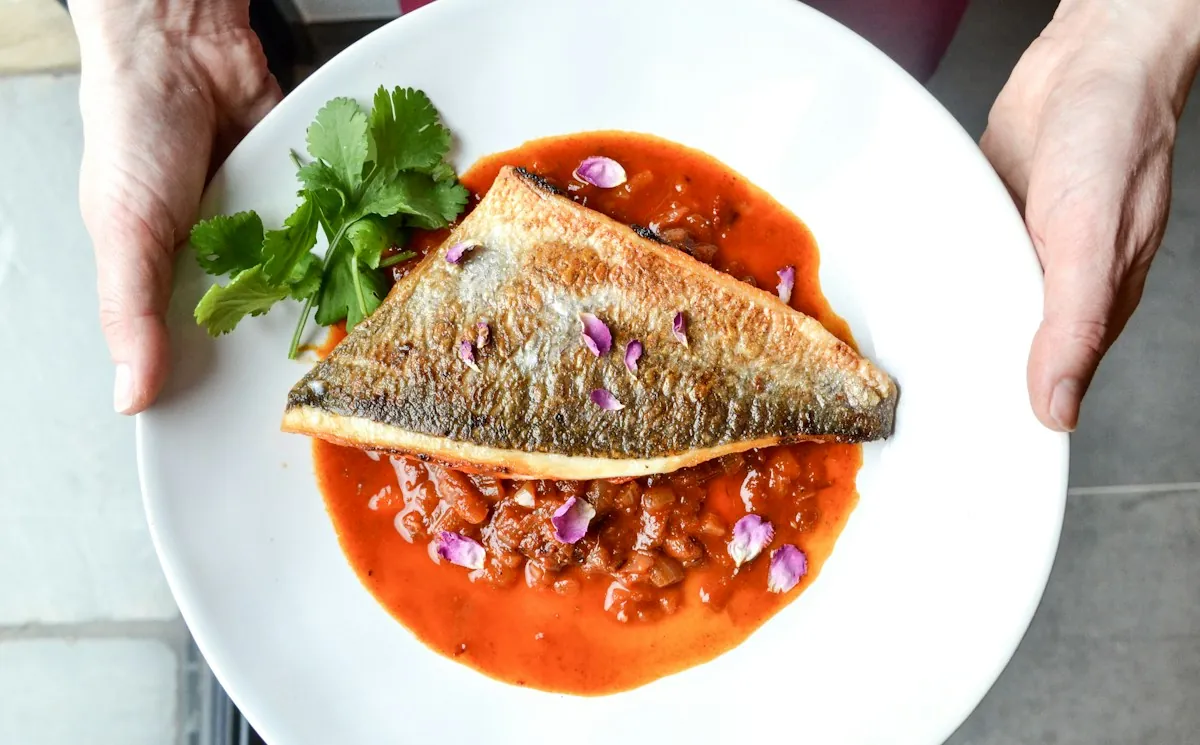 Prato de peixe servido com molho